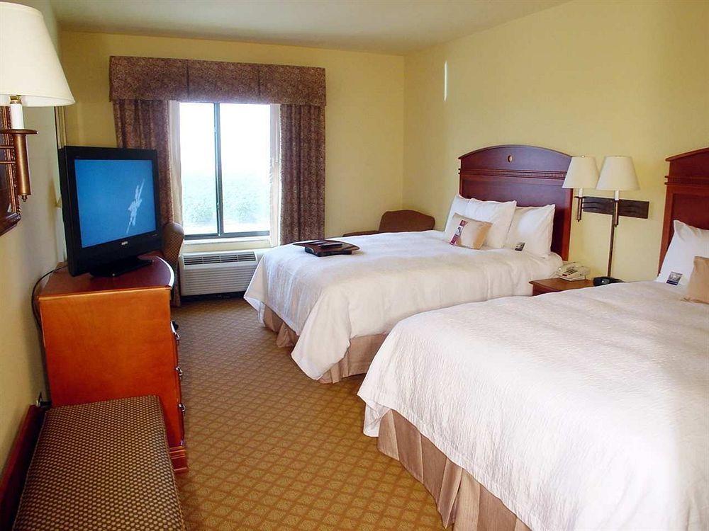 Hampton Inn & Suites Фарр Экстерьер фото