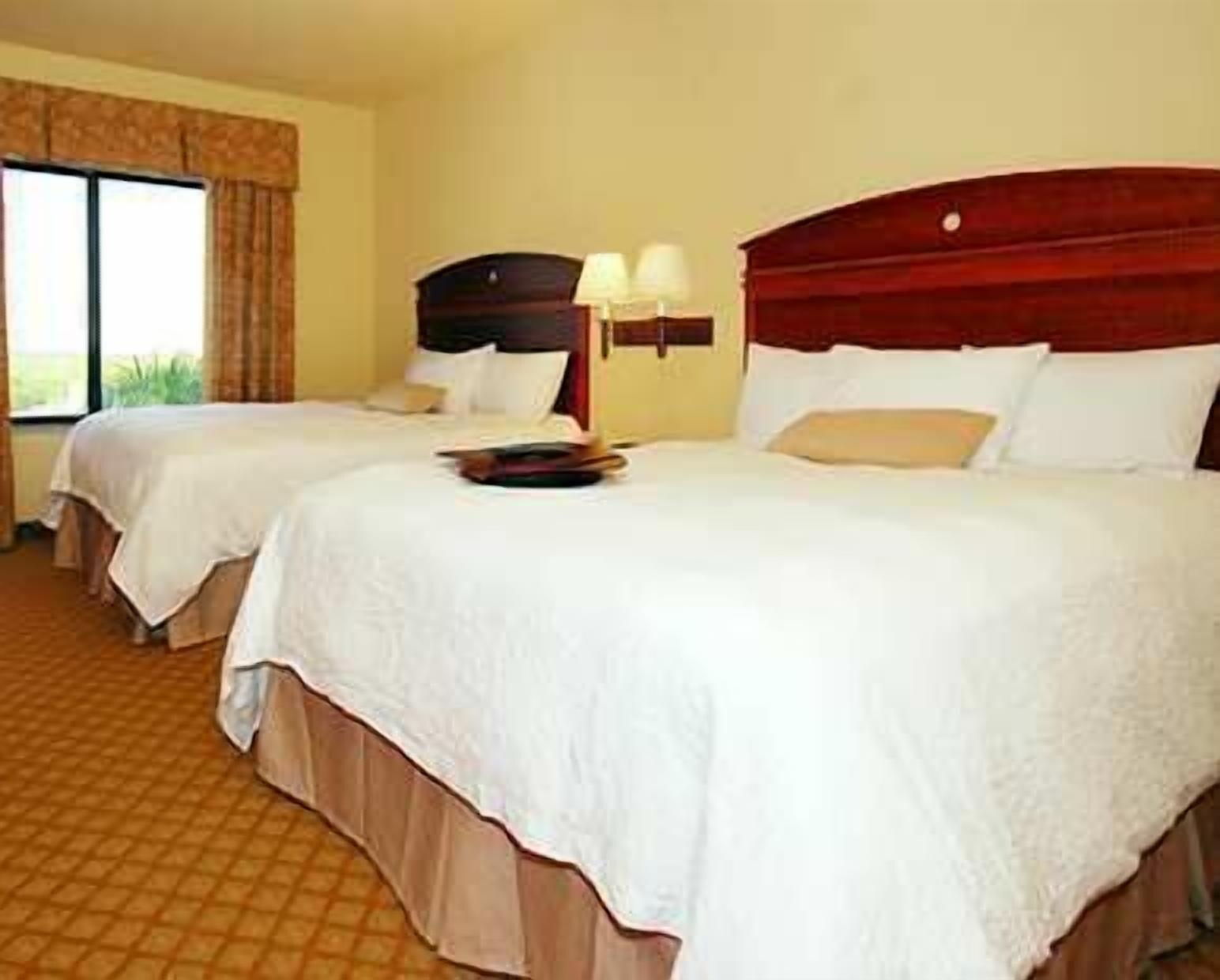 Hampton Inn & Suites Фарр Экстерьер фото