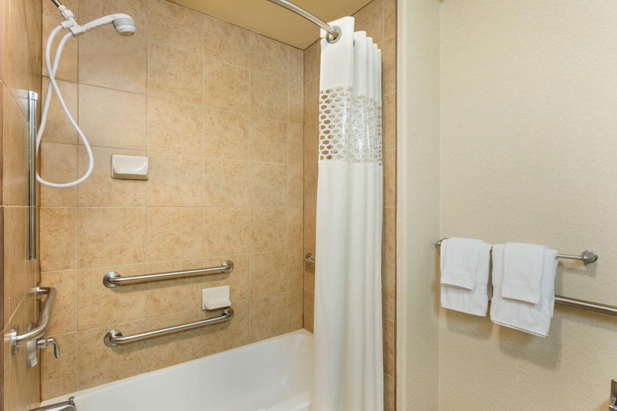 Hampton Inn & Suites Фарр Экстерьер фото