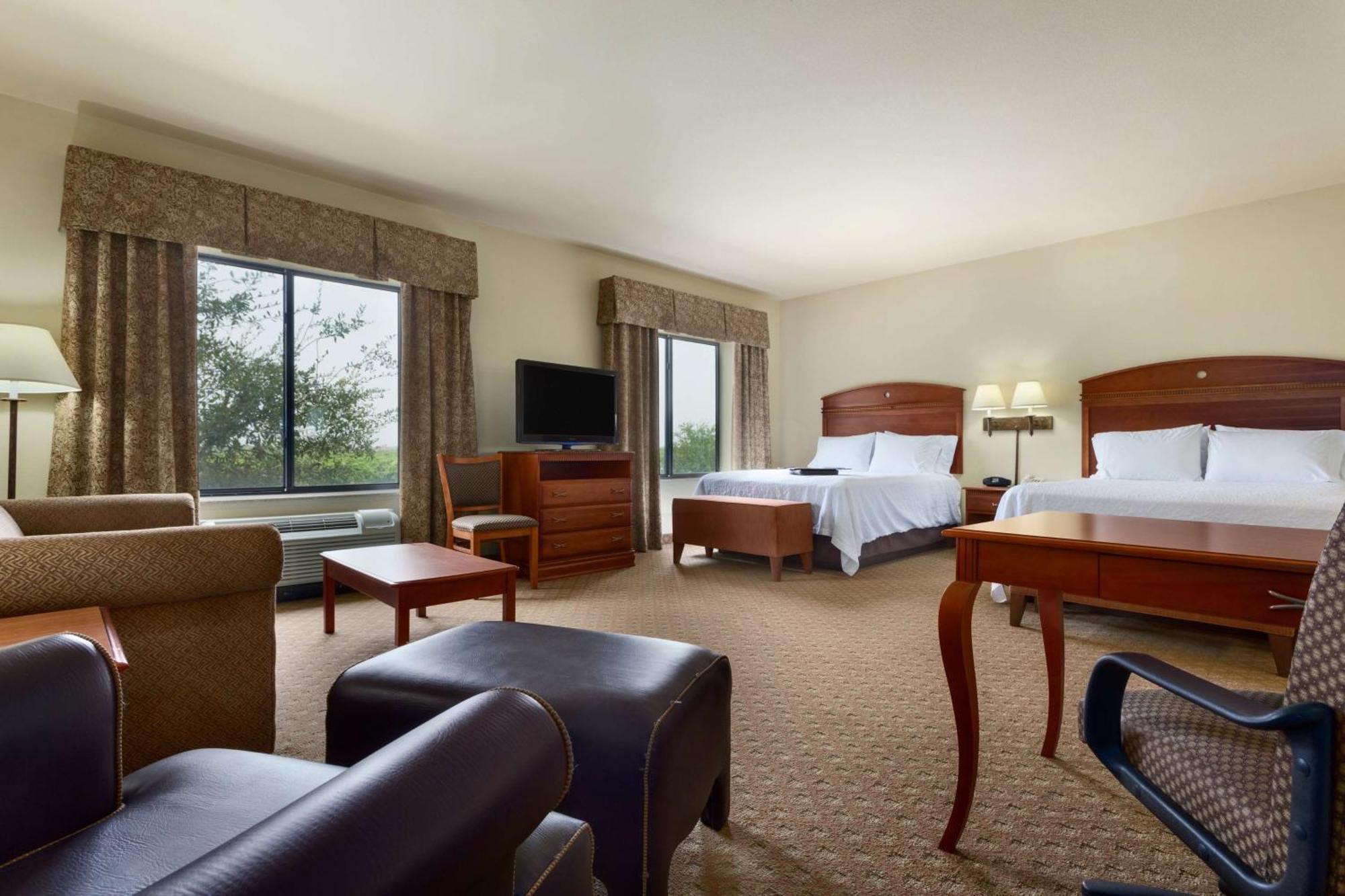 Hampton Inn & Suites Фарр Экстерьер фото