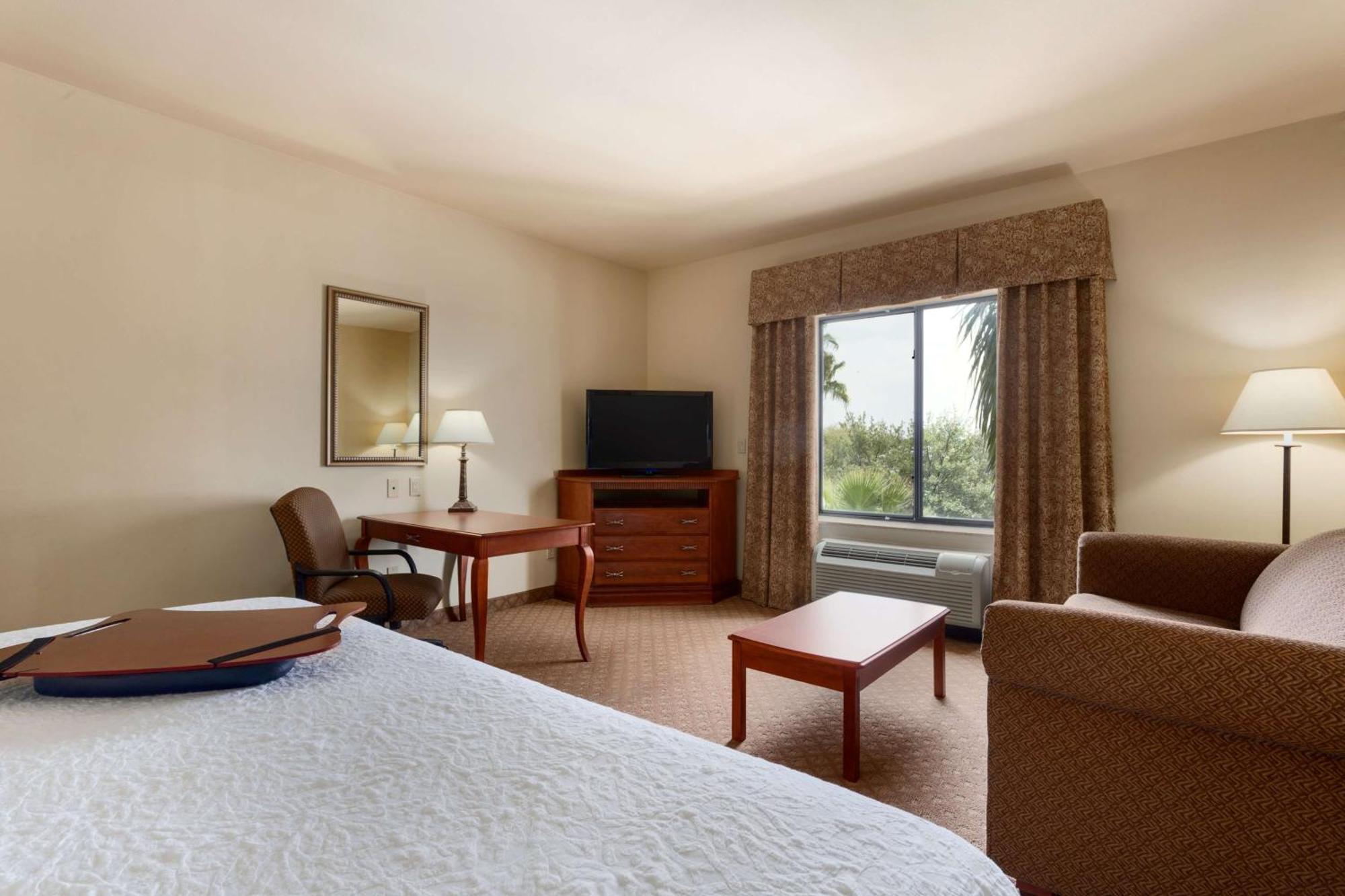 Hampton Inn & Suites Фарр Экстерьер фото