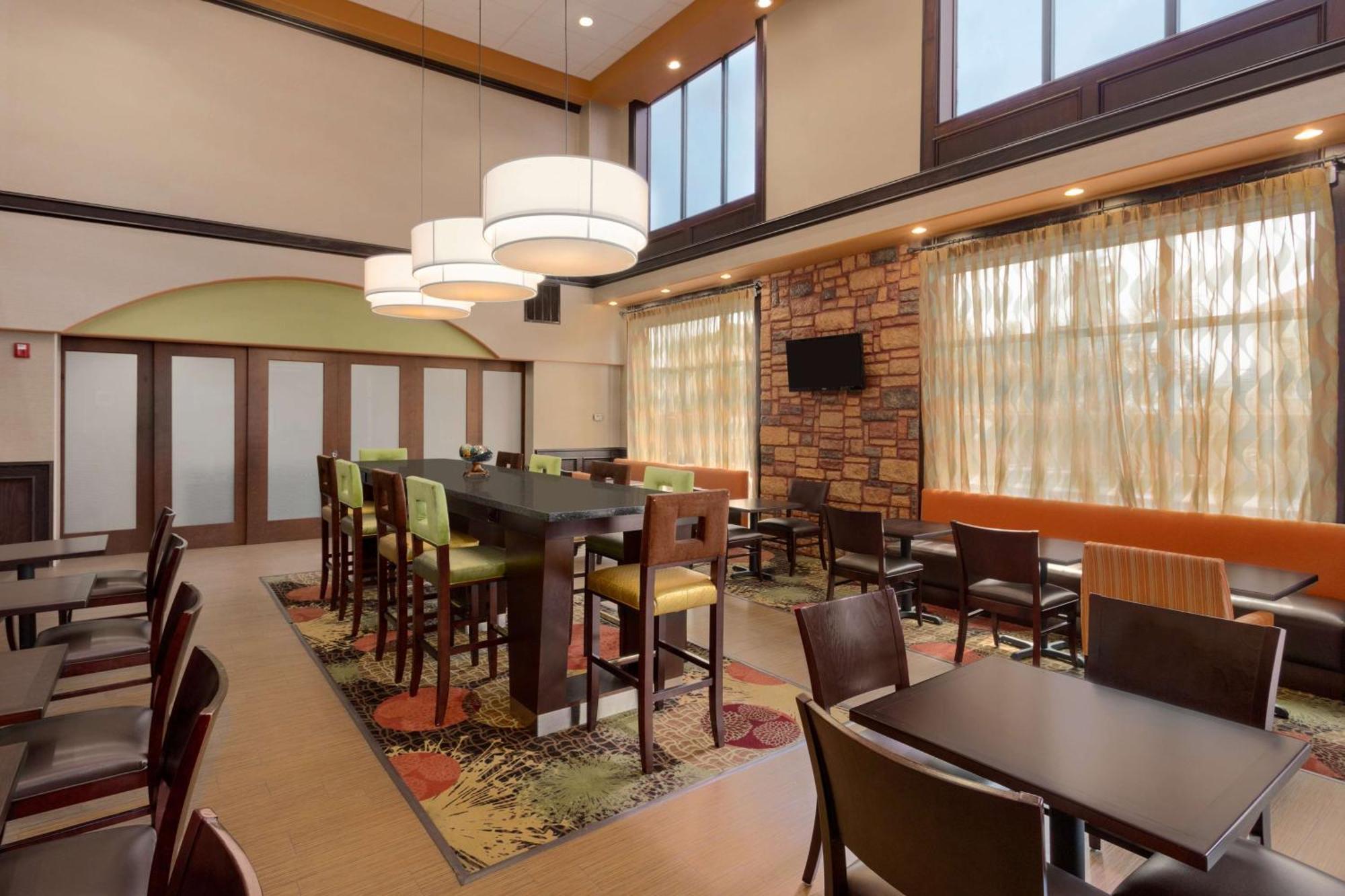 Hampton Inn & Suites Фарр Экстерьер фото