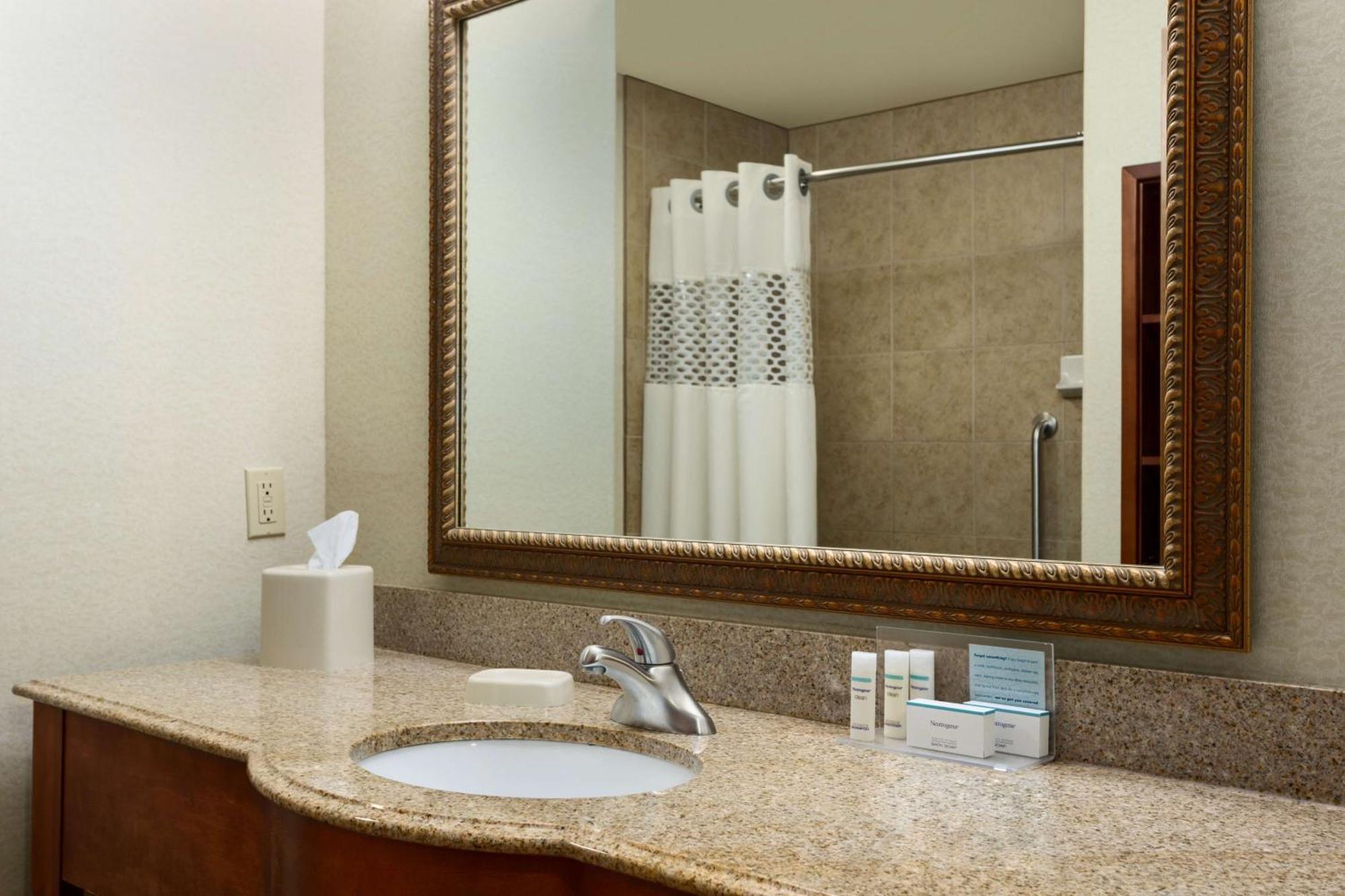 Hampton Inn & Suites Фарр Экстерьер фото