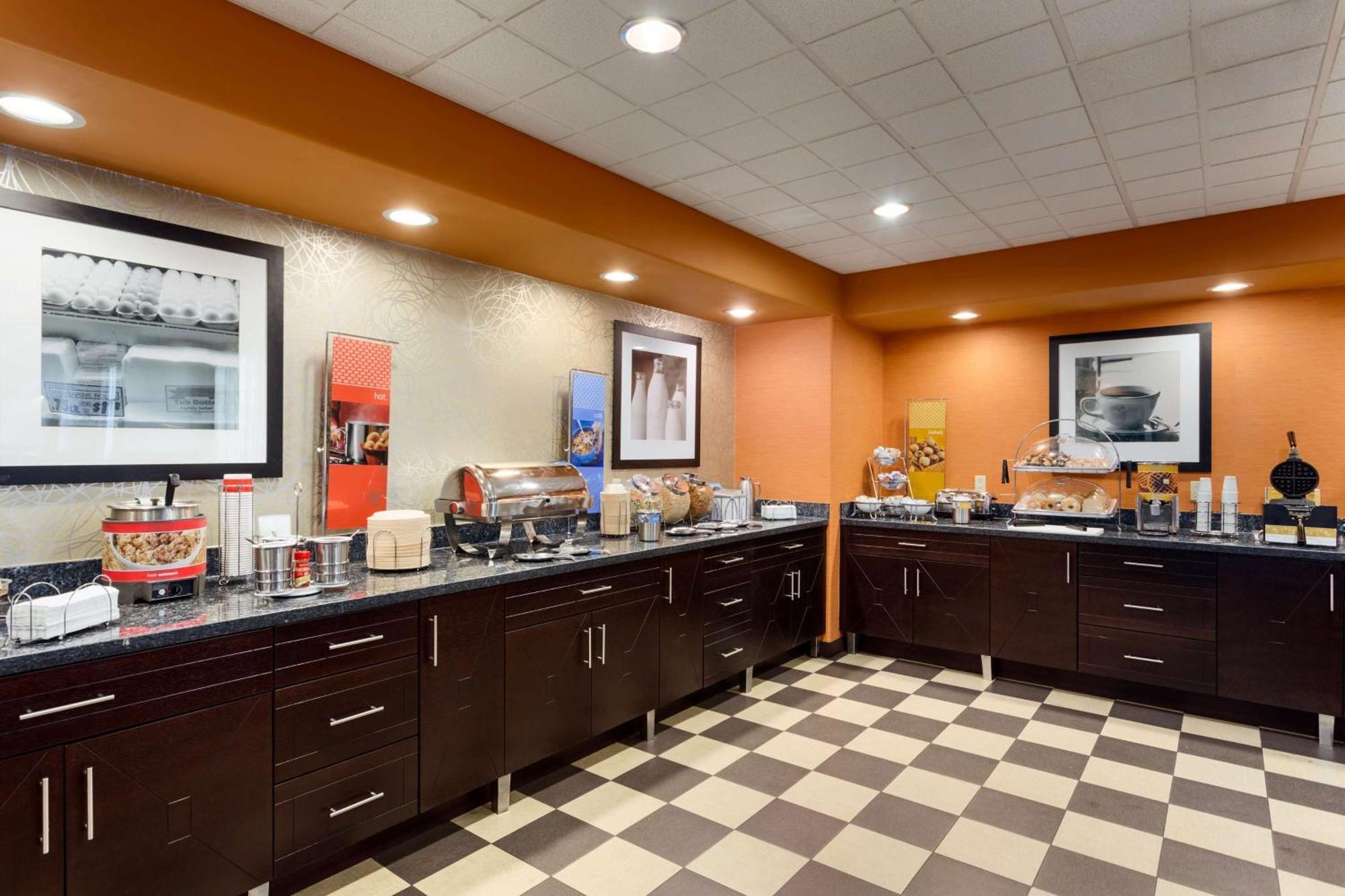 Hampton Inn & Suites Фарр Экстерьер фото