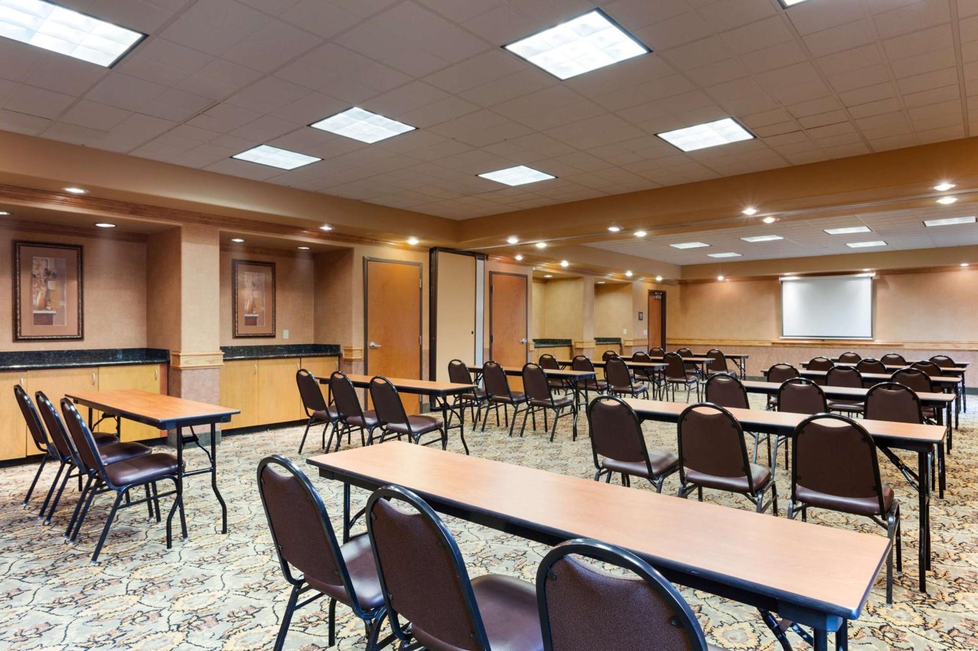 Hampton Inn & Suites Фарр Экстерьер фото